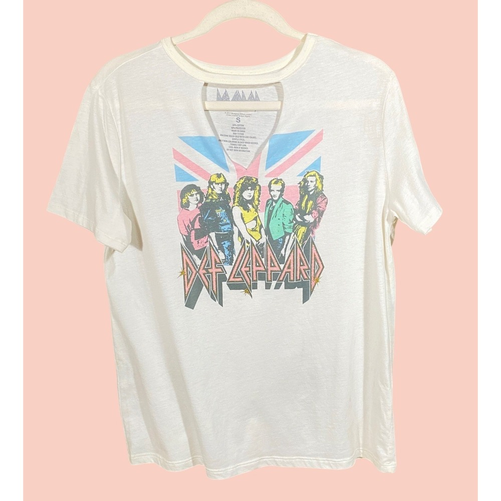 Def Leppard Graphic T-Shirt Womens Small White Cutout V-Neck Band Tee Union Jack